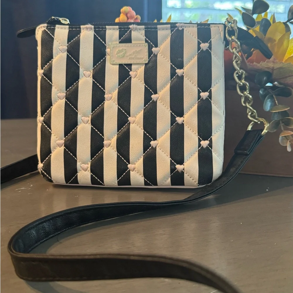Betsey Johnson Black and White Striped Crossbody Bag preloved - Picture 2 of 9